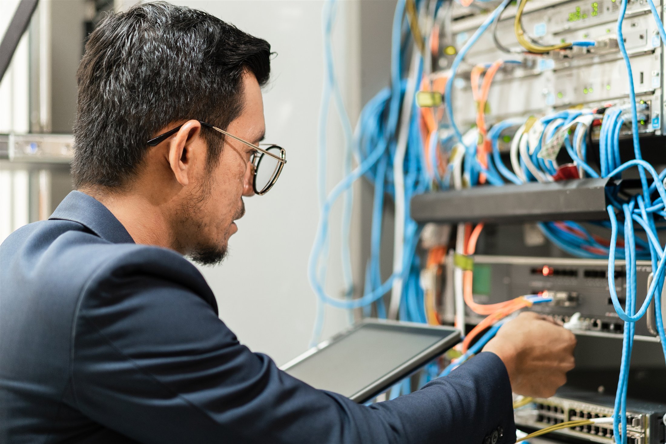 Techniker bei Arbeiten an Netzwerkkomponenten