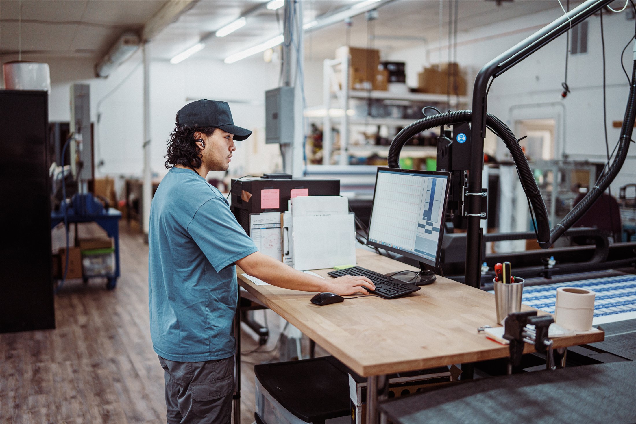 Arbeitsplatz in einer modernen Druck- und Produktionsumgebung
